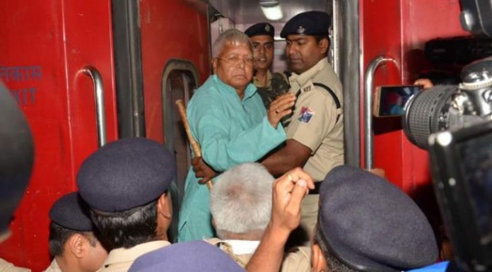बिमार लालू हुए दिल्ली रेफर, फ्लाइट की इजाजत न मिलने पर ट्रेन से आना पड़ा lalu-yadav in train