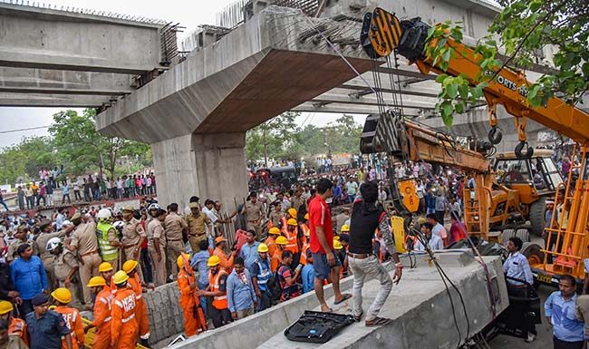 वाराणसी में गिरा पुल 18 मरे कई घायल, जिम्मेदार इंजीनियर निलंबित varanasi-flyover-death-toll